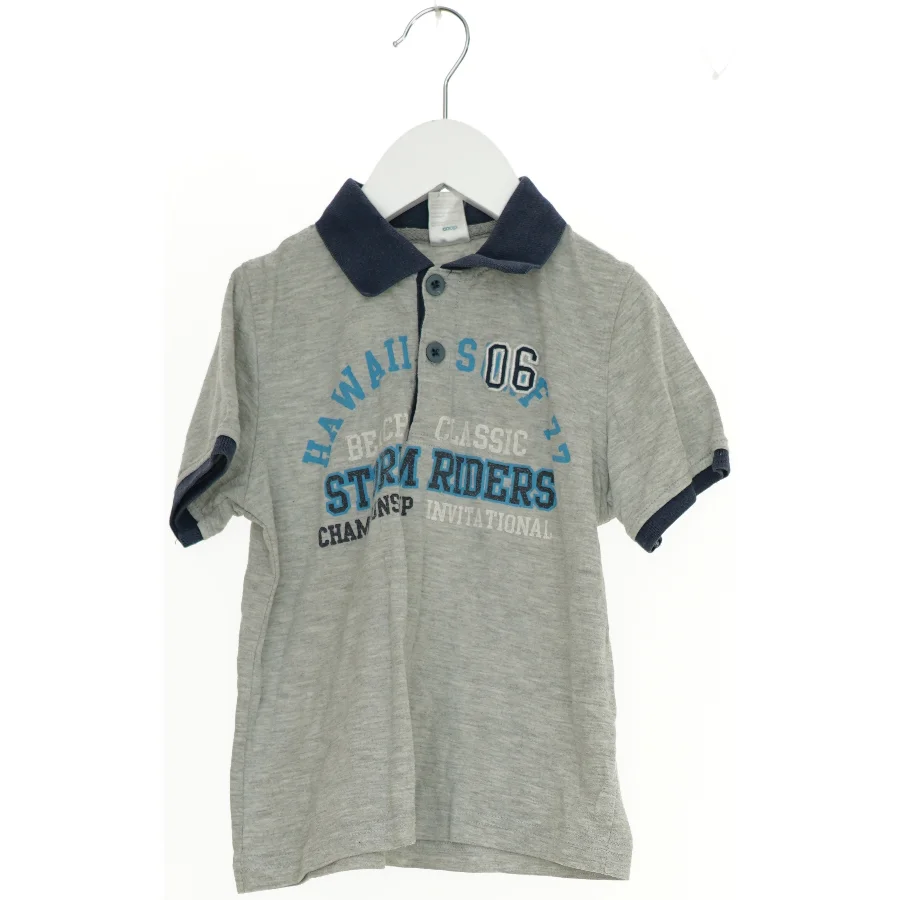 Grå Polo T-Shirt med Mørkeblå Krave og Print fra Coop (str. 116)