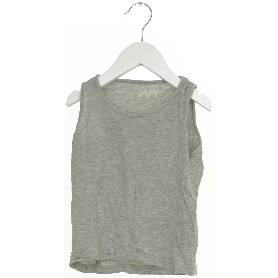Grå tanktop fra Mads & Mette (str. 110)