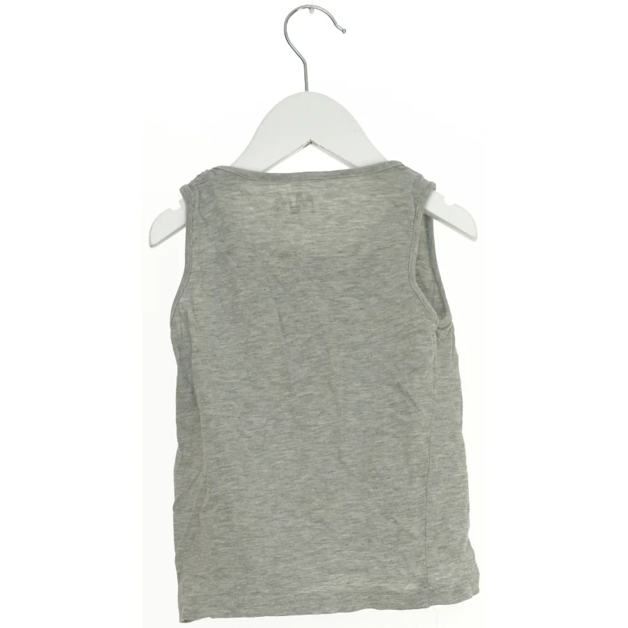 Grå tanktop fra Mads & Mette (str. 110)