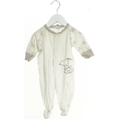 Heldragt med snoopy print fra H&M (str. 56)