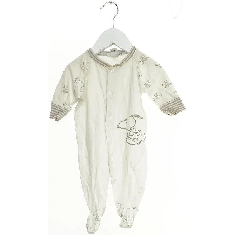 Heldragt med snoopy print fra H&M (str. 56)