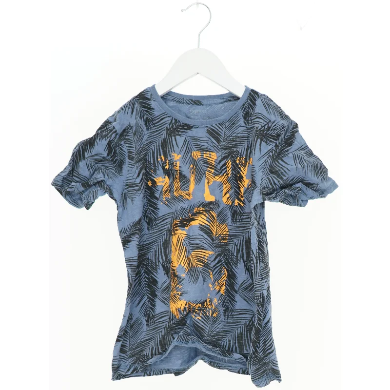 Blå t-shirt med bladprint og tekst fra Friends (str. 134)