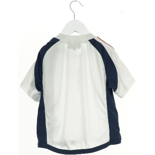 Hvid og blå sportstrøje fra Patrick (str. 104)