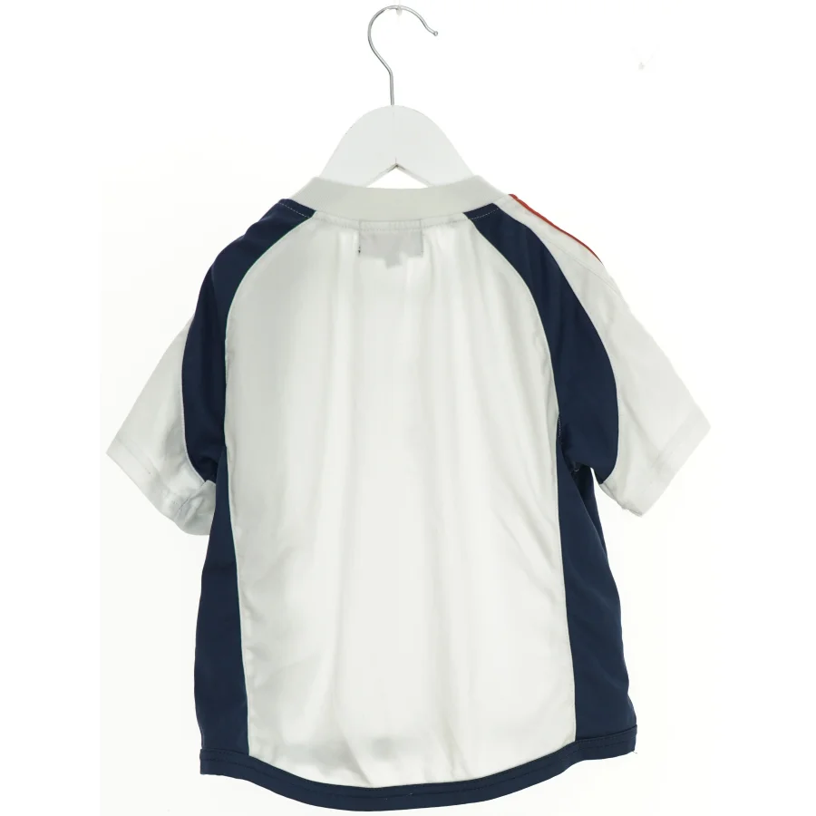 Hvid og blå sportstrøje fra Patrick (str. 104)