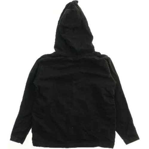 Sort hættetrøje med edderkop-design fra Mads & Mette (str. 110)