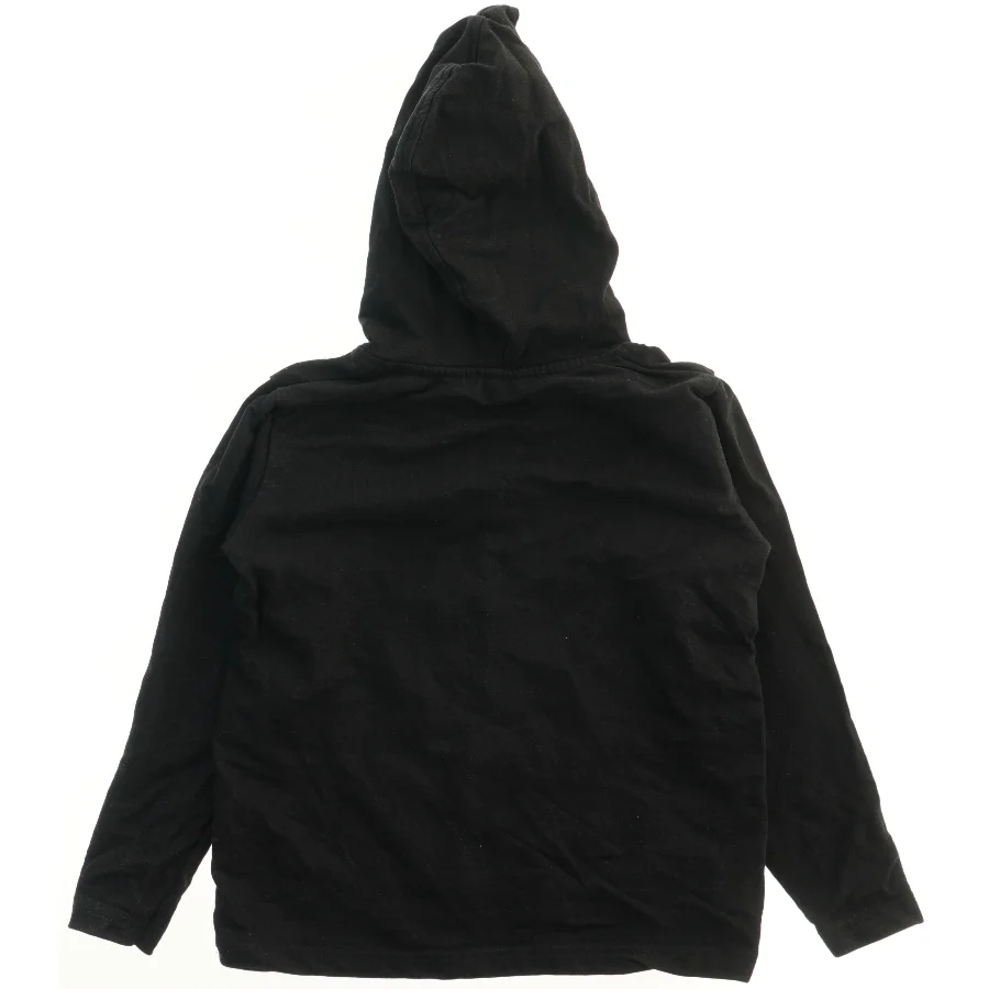 Sort hættetrøje med edderkop-design fra Mads & Mette (str. 110)