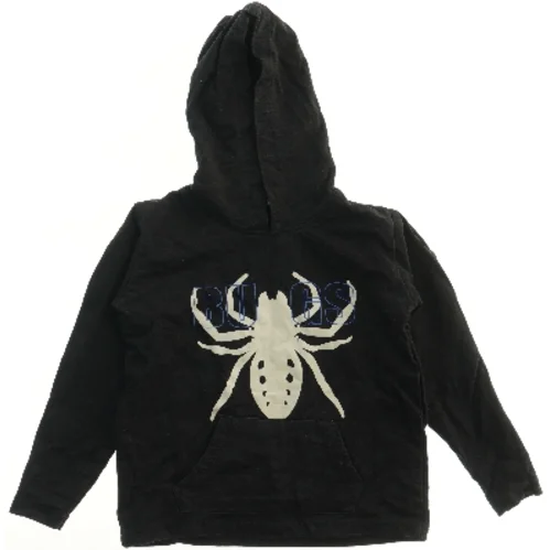 Sort hættetrøje med edderkop-design fra Mads & Mette (str. 110)