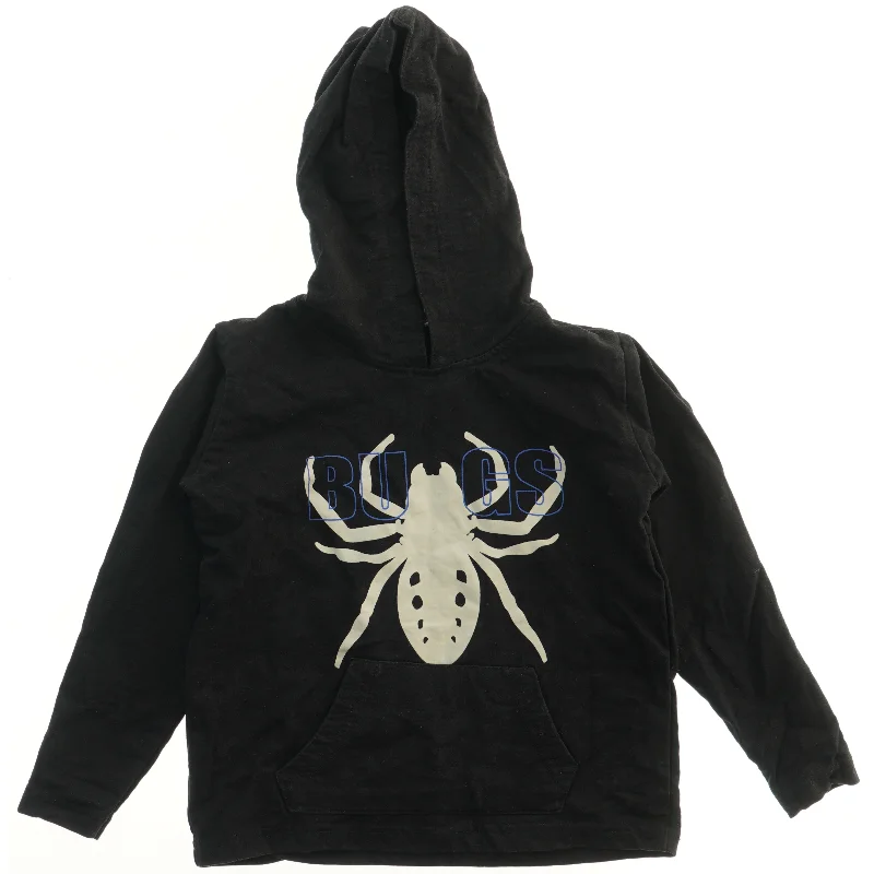 Sort hættetrøje med edderkop-design fra Mads & Mette (str. 110)