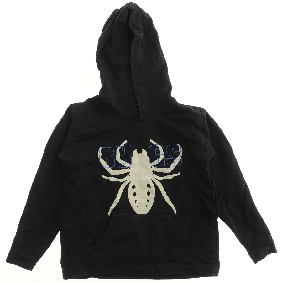 Sort hættetrøje med edderkop-design fra Mads & Mette (str. 110)