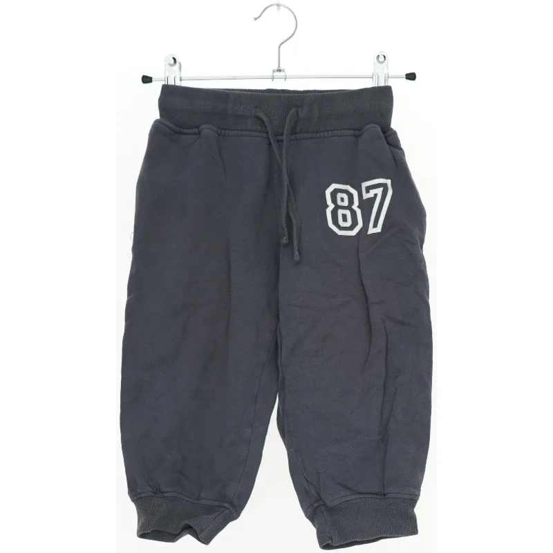 Sweatpants med grafisk design fra H&M (str. 98)