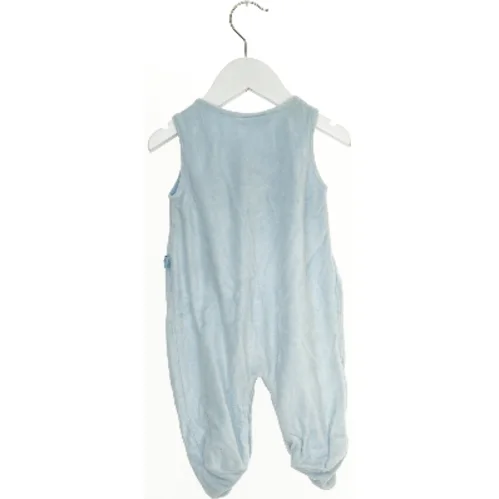 Lyseblå babyheldragt med sokker (str. 62)