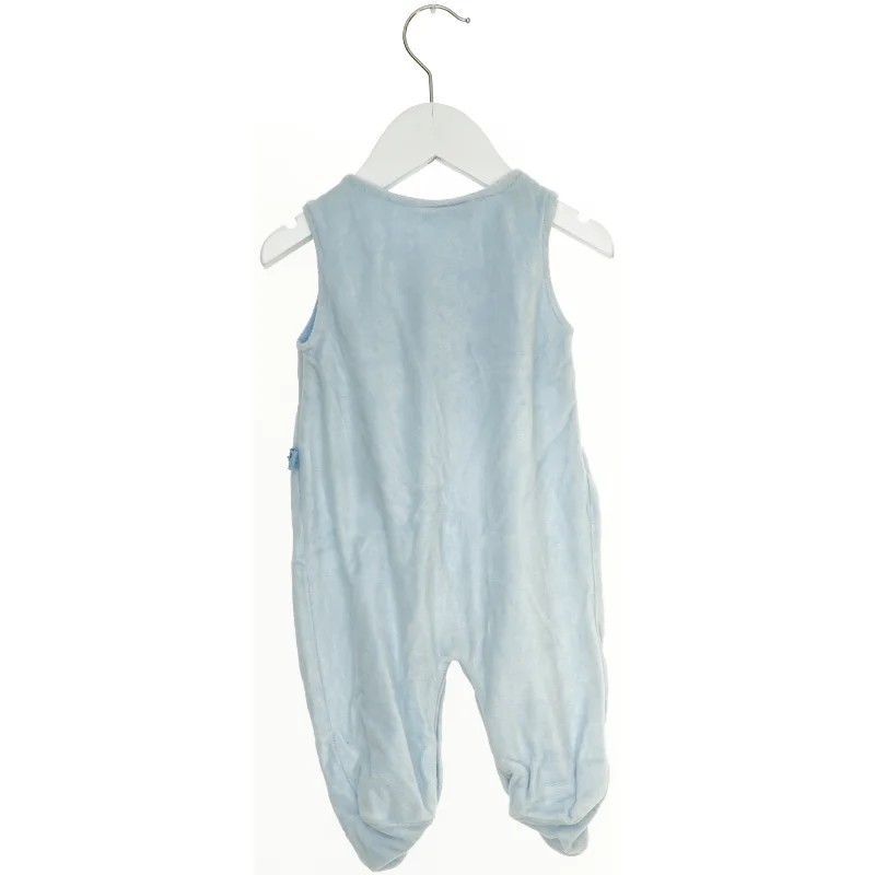 Lyseblå babyheldragt med sokker (str. 62)