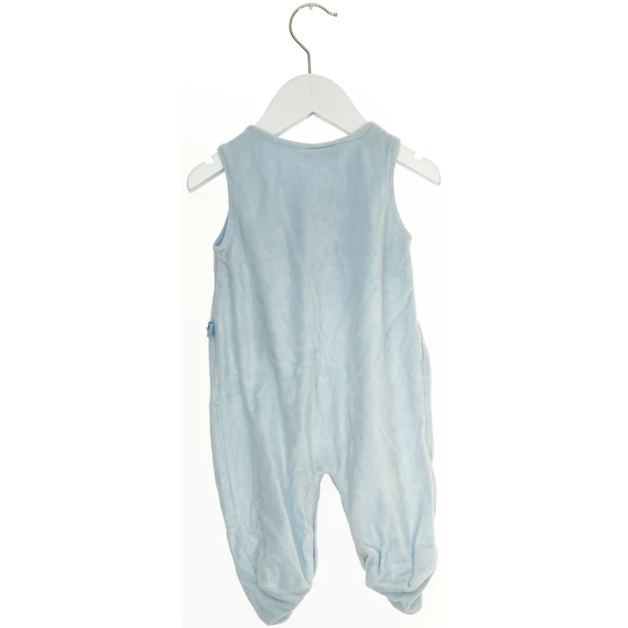 Lyseblå babyheldragt med sokker (str. 62)