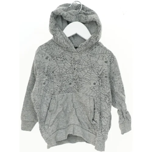 Grå hættetrøje med spindelvævsmønster fra Mads & Mette (str. 98)