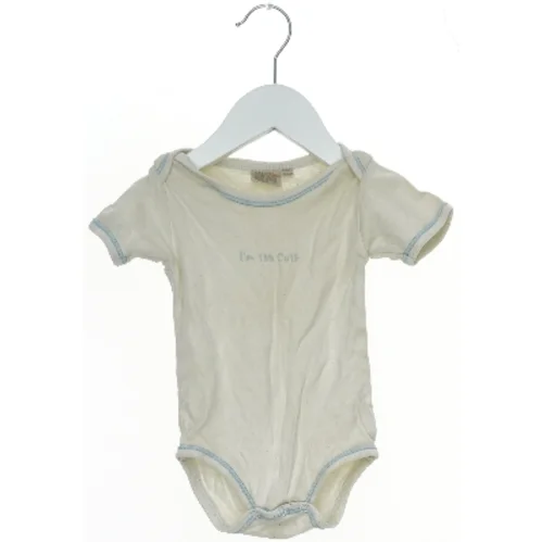 Baby bodystocking med tekst fra Mads & Mette (str. 68)