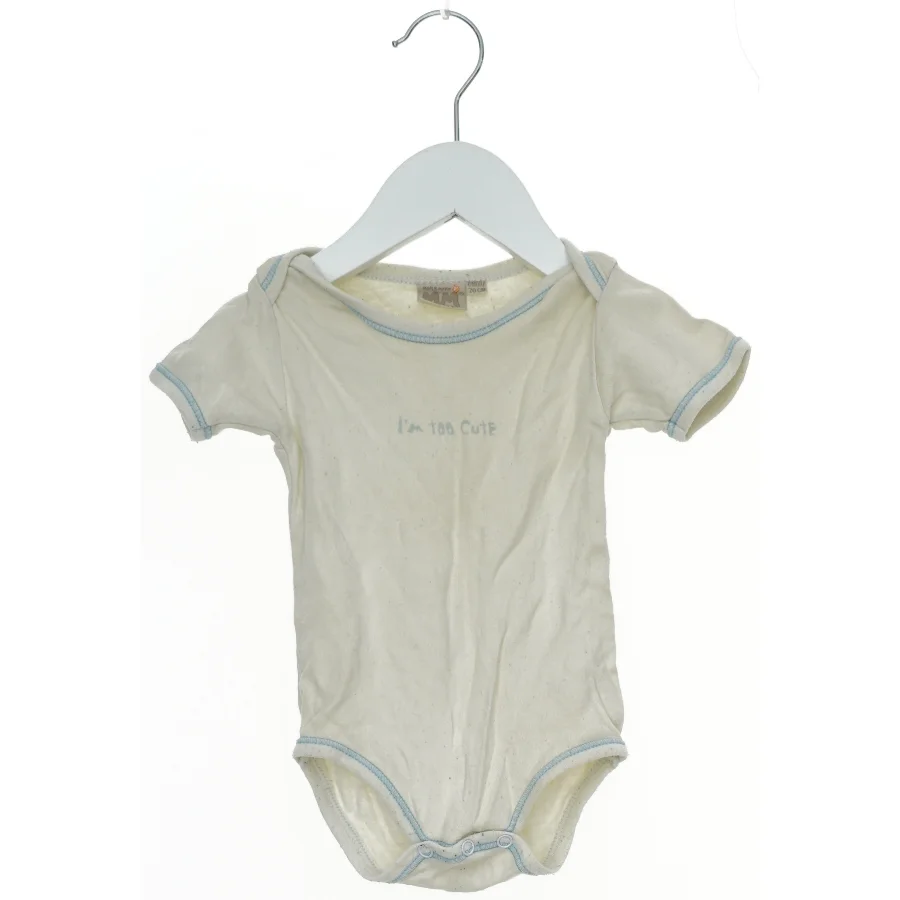 Baby bodystocking med tekst fra Mads & Mette (str. 68)
