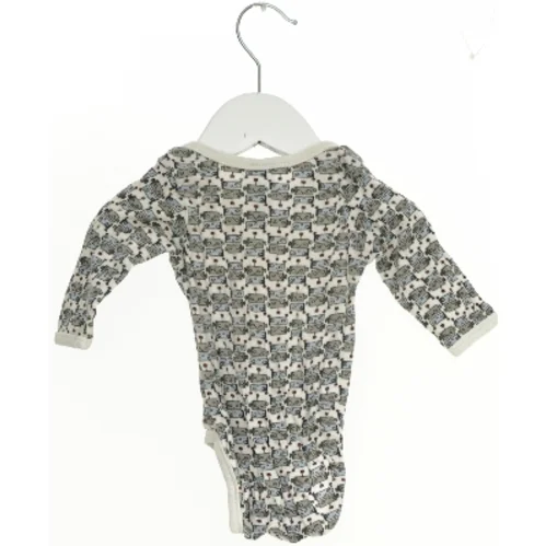 Langærmet bodystocking med bil print fra H&M (str. 62)