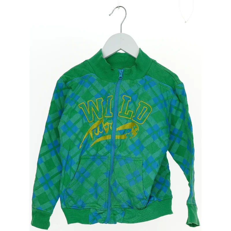 Grøn jakke med tern og tekst fra Entry (str. 104)