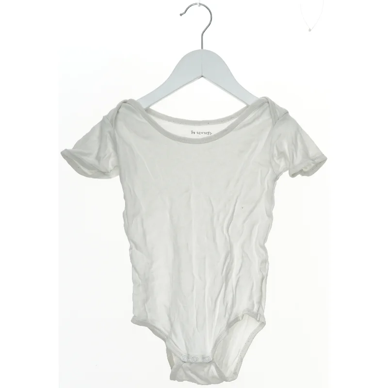 Hvid bodystocking med korte ærmer fra Friends (str. 92)