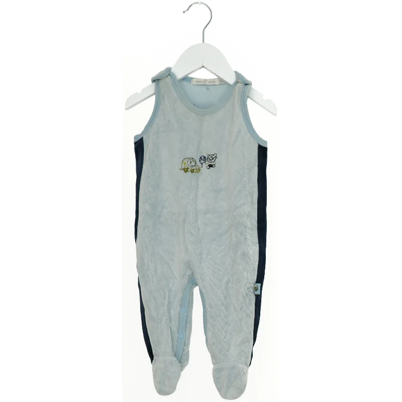 Spædbarn sparkedragt fra Name It (str. 62)