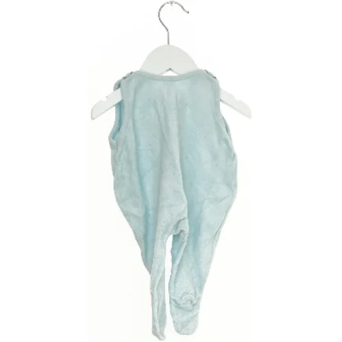 Lyseblå heldragt til baby fra Collection Chérie (str. 62)