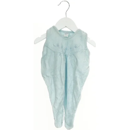 Lyseblå heldragt til baby fra Collection Chérie (str. 62)