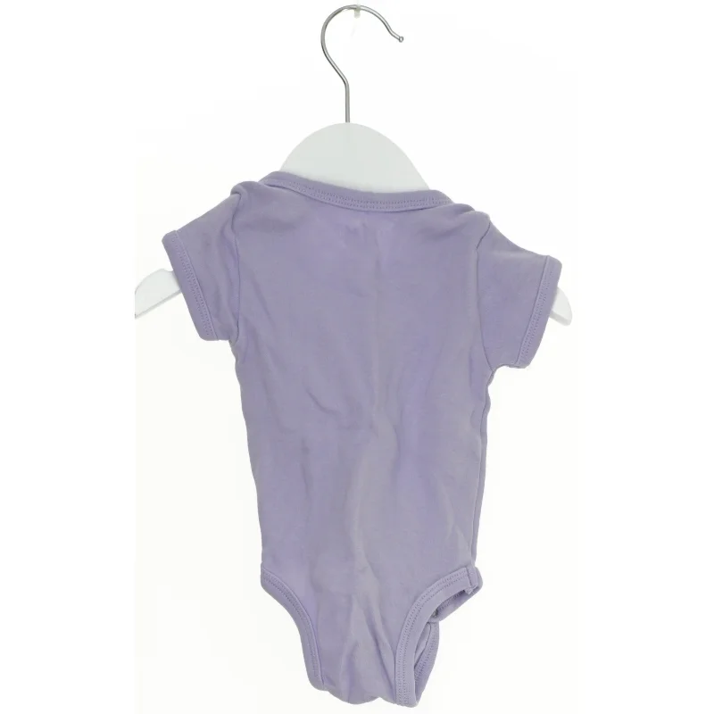 Lilla bodystocking til baby fra Mads & Mette (str. 50)