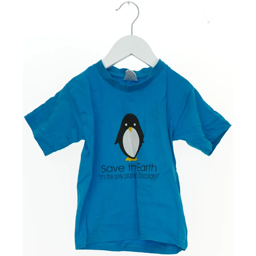 Blå T-shirt med tryk fra B&C (str. 104)