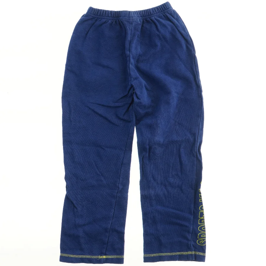 Sportsdragt med hættetrøje og bukser fra Kaj Og Andrea (str. 116)