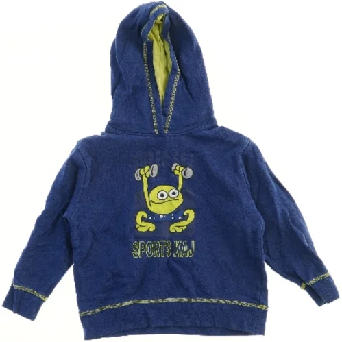 Sportsdragt med hættetrøje og bukser fra Kaj Og Andrea (str. 116)