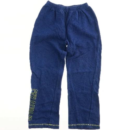 Sportsdragt med hættetrøje og bukser fra Kaj Og Andrea (str. 116)