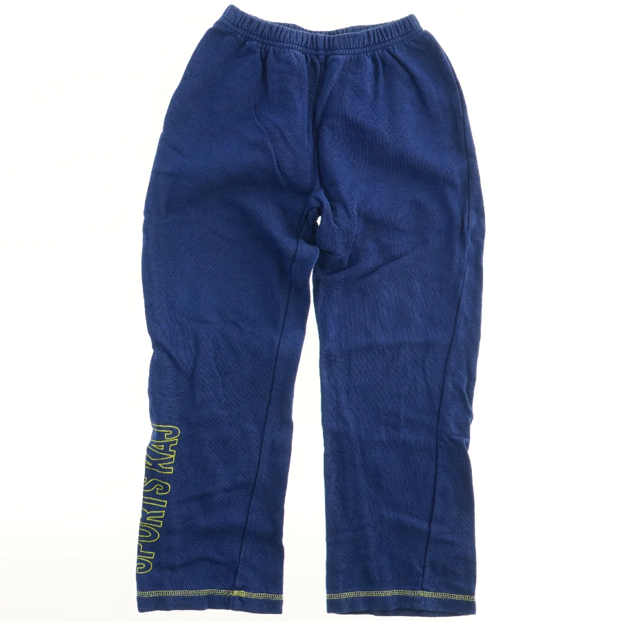 Sportsdragt med hættetrøje og bukser fra Kaj Og Andrea (str. 116)