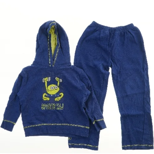 Sportsdragt med hættetrøje og bukser fra Kaj Og Andrea (str. 116)