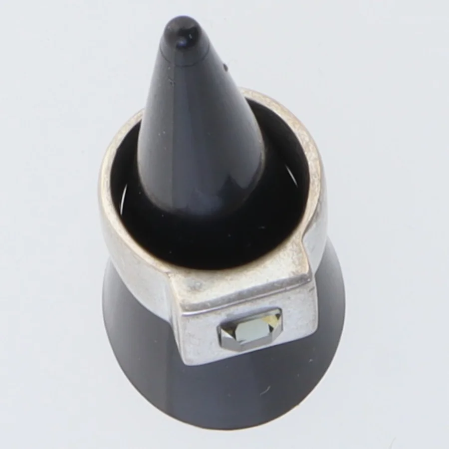 Sort ring med kvadratisk sten fra Dyrberg Kern (str. Diameter 2 cm)