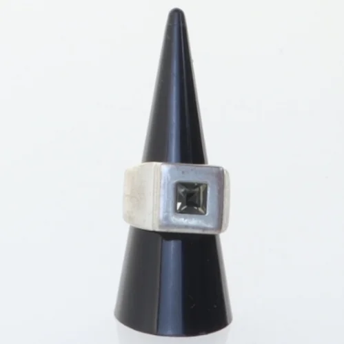 Sort ring med kvadratisk sten fra Dyrberg Kern (str. Diameter 2 cm)