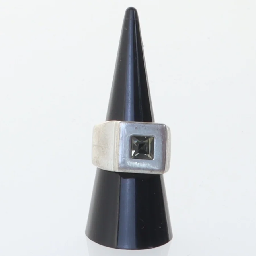 Sort ring med kvadratisk sten fra Dyrberg Kern (str. Diameter 2 cm)