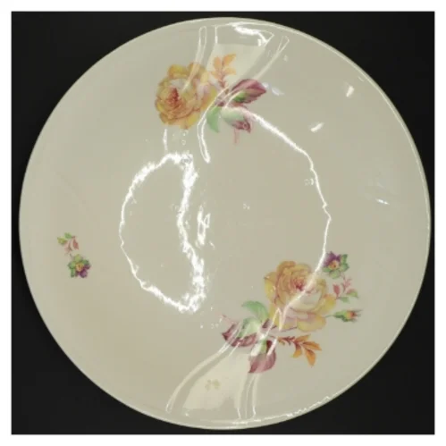 Blomsterdekoreret porcelænstallerken (str. Diameter 27 og en halv cm)