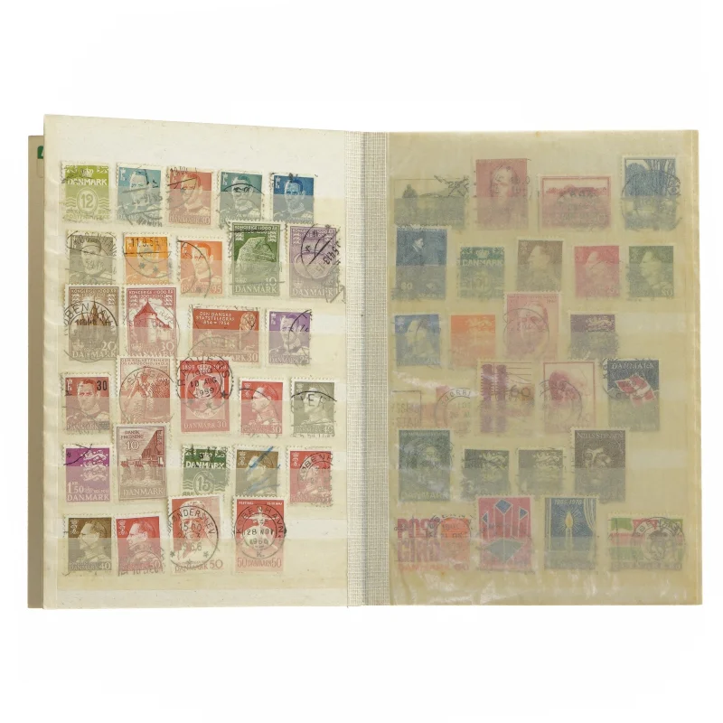 Frimærkealbum (str. 19x13,5 cm)