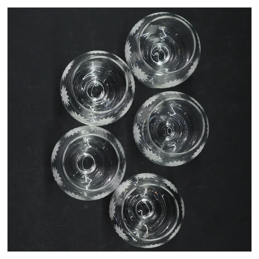 Glas med blomstergravering (str. Ø 7 cm)