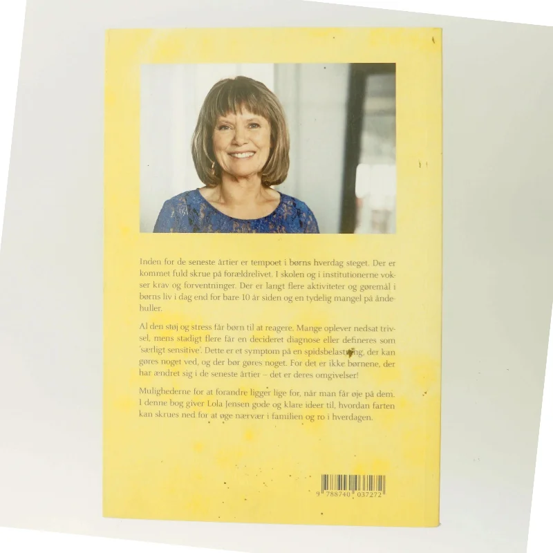 Må vi så få ro! : ideer til mindre støj og flere åndehuller i børns liv af Lola Jensen (f. 1956) (Bog)