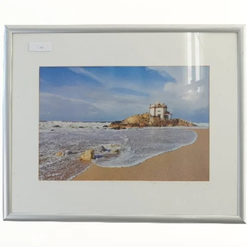 Indrammet billede af strand og kapel (str. 53x43 cm)