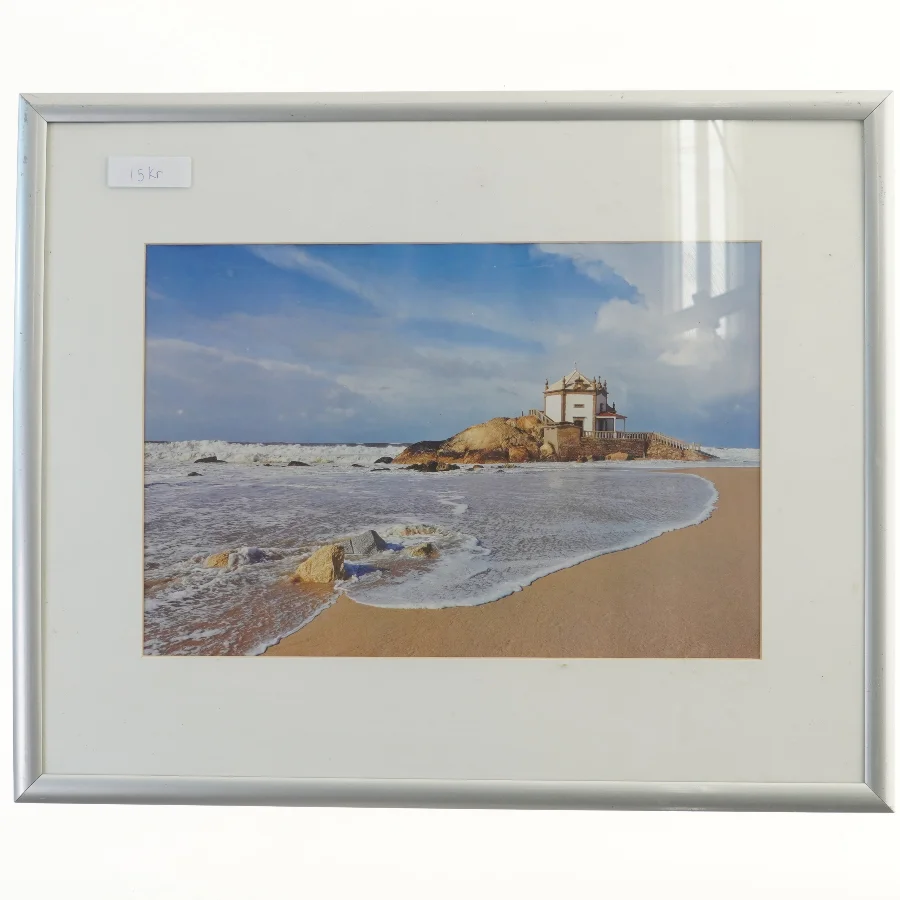 Indrammet billede af strand og kapel (str. 53x43 cm)