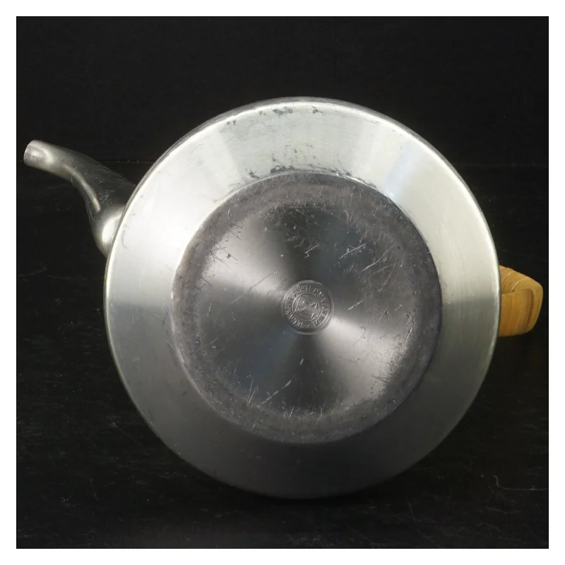Støbt kande i tin med træhåndtag (str. 20 cm)