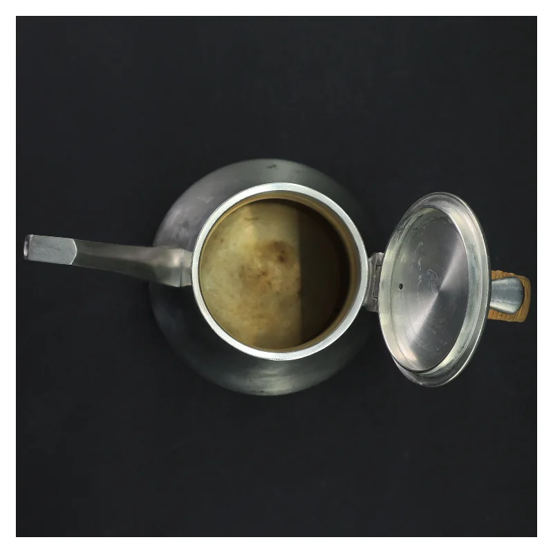 Støbt kande i tin med træhåndtag (str. 20 cm)