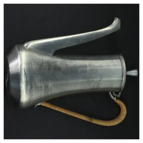 Støbt kande i tin med træhåndtag (str. 20 cm)