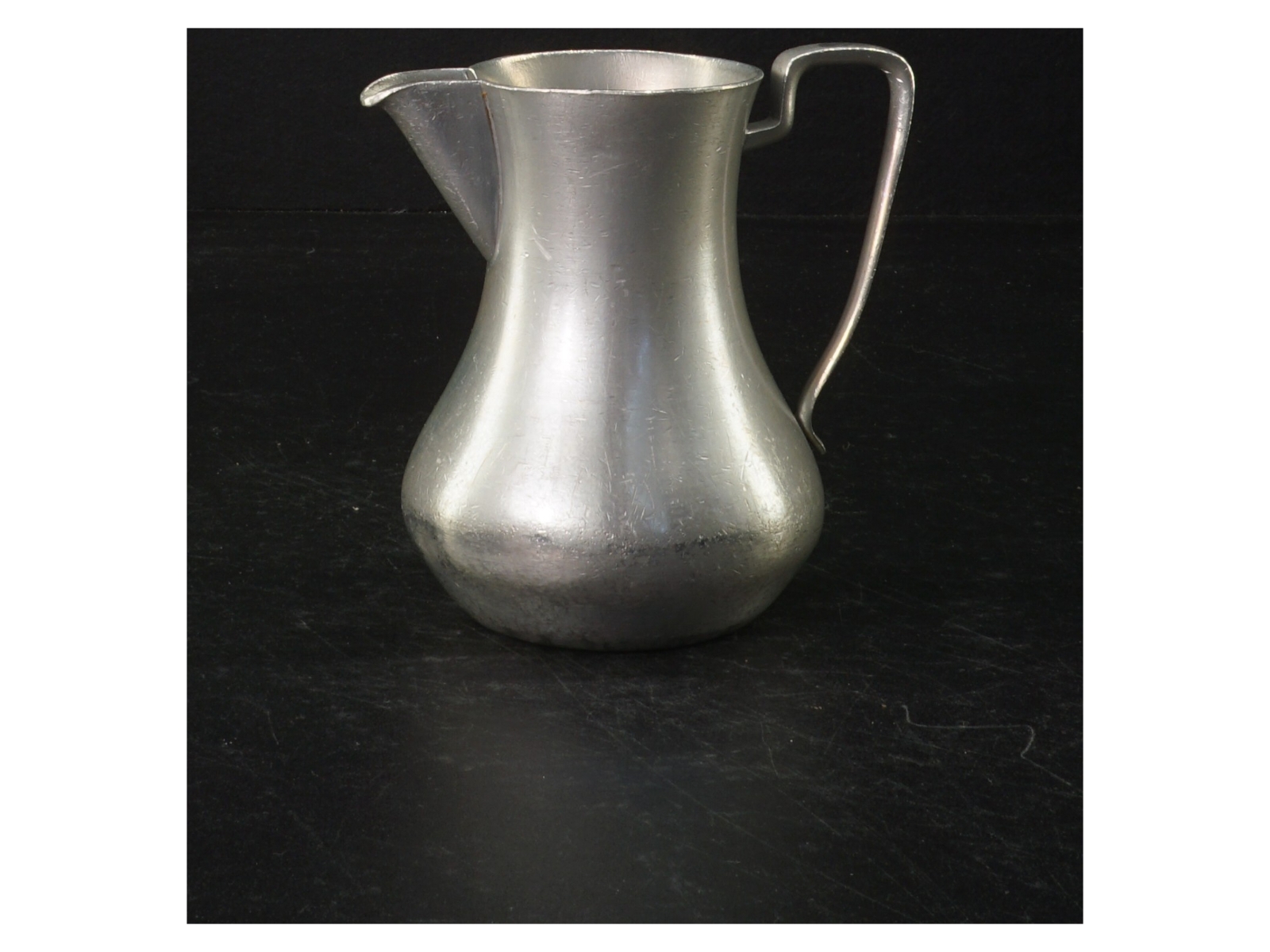 Sølvfarvet metal kande (str. 11 cm)
