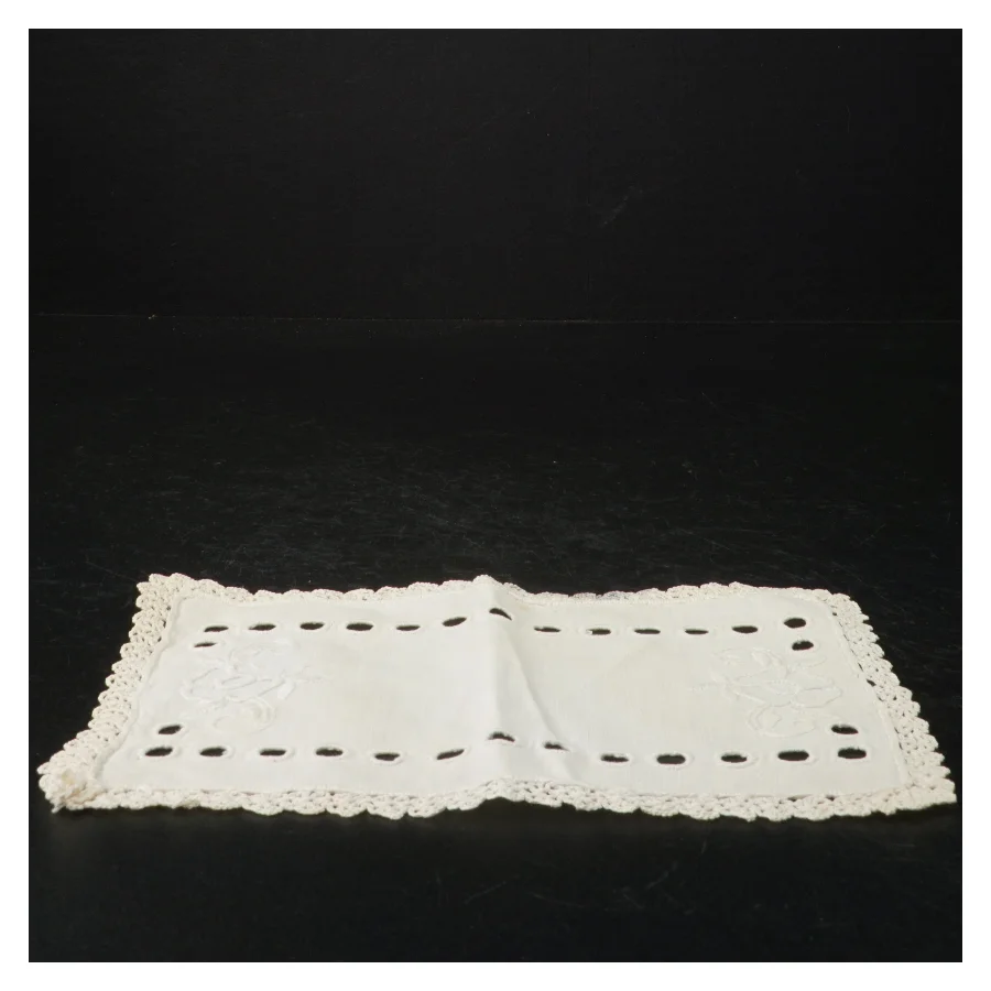 Broderet dug med hæklet kant (str. 22 x. 15,5 cm)