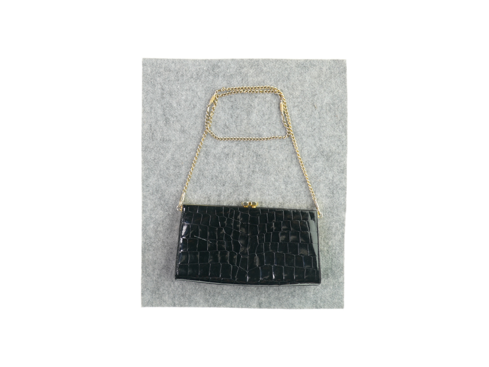 Skuldertaske med klik åbning (str. LB: 23x13 cm)