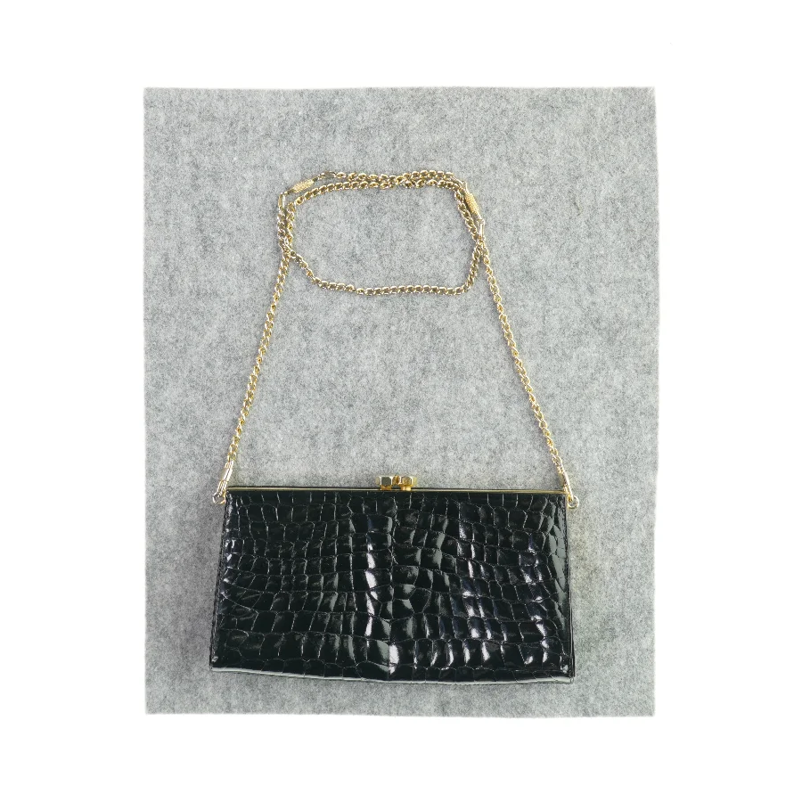 Skuldertaske med klik åbning (str. LB: 23x13 cm)