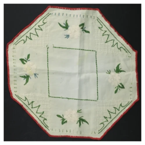 Broderet lysedug (str. 27 x 27 cm)